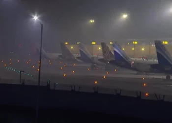 घने कोहरे  के कारण IGI एयरपोर्ट पर हवाई सेवाएं चरमराईं, दिल्ली से रवाना होने वाली दो-तिहाई फ्लाइट्स लेट, 8 उड़ानें रद्द