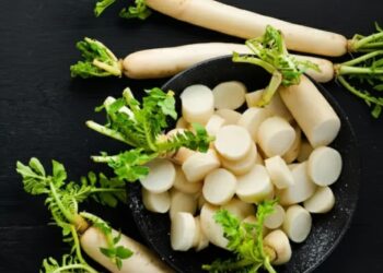 अगर आप भी शौक से खाते हैं मूली, तो हो जाएं सावधान; इन 5 लोगों के लिए बन सकती है नुकसानदायक