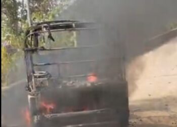 पहाड़ी रास्ते पर चलती ऑटो में लगी भीषण आग, परिवार ने कूदकर बचाई जान; जानिए पूरी घटना।