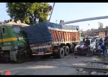 पटना–हावड़ा मेन लाइन पर बड़ा रेल हादसा, नावाडीह फाटक पर गोंडा–आसनसोल एक्सप्रेस से ट्रक की टक्कर