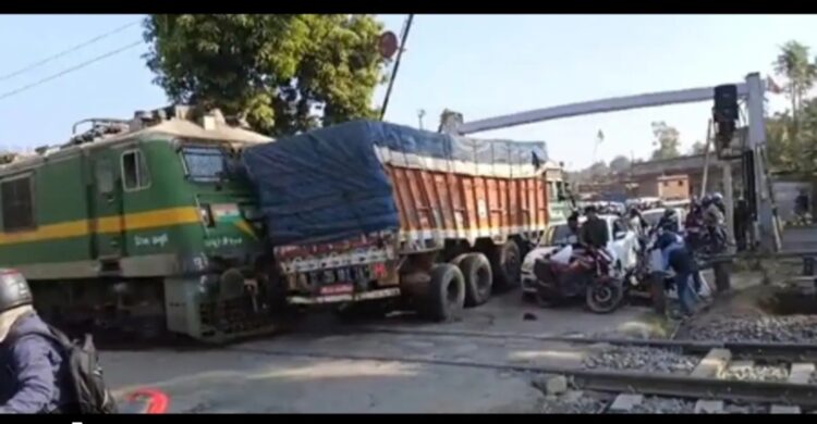 पटना–हावड़ा मेन लाइन पर बड़ा रेल हादसा, नावाडीह फाटक पर गोंडा–आसनसोल एक्सप्रेस से ट्रक की टक्कर