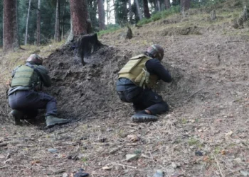 किश्तवाड़ में सुरक्षाबलों और आतंकियों के बीच मुठभेड़ जारी, जैश के 3 आतंकी घेरे में; 8 जवान घायल