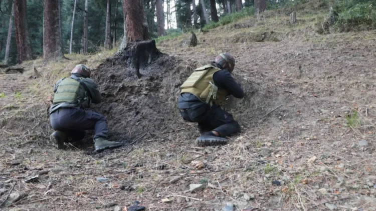 किश्तवाड़ में सुरक्षाबलों और आतंकियों के बीच मुठभेड़ जारी, जैश के 3 आतंकी घेरे में; 8 जवान घायल