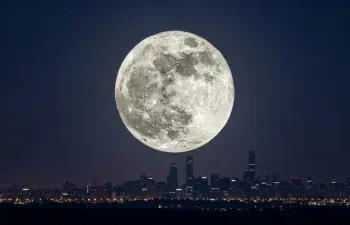 डायरी में दर्ज करें साल 2026 की 13 तारीखें, जब  जब दिखेंगे सुपरमून और ग्रहण