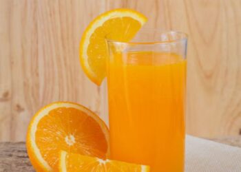 अगर आप रोज सुबह चाय की जगह एक गिलास संतरे का जूस पीते हैं, तो इसके फायदों को जानकर आप खुद भी हैरान रह जाएंगे।