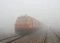 घने कोहरे ने रोकी ट्रेनों की रफ्तार, 80 से अधिक गाड़ियां लेट; देरी से चलने वाली ट्रेनों की लिस्ट देखें