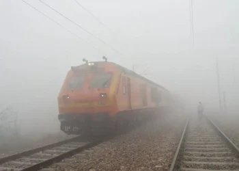 घने कोहरे ने रोकी ट्रेनों की रफ्तार, 80 से अधिक गाड़ियां लेट; देरी से चलने वाली ट्रेनों की लिस्ट देखें