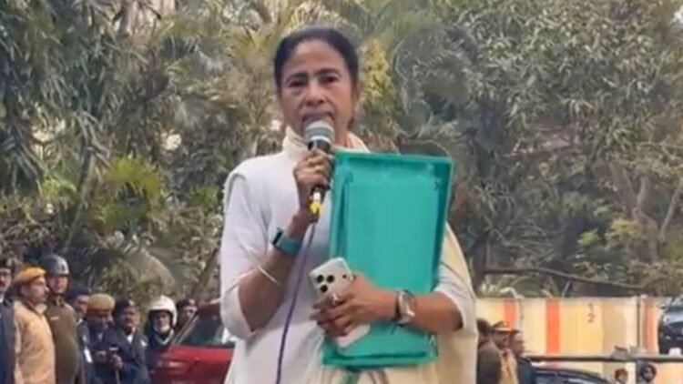 कोलकाता में I-PAC दफ्तर पर ED की रेड, ममता बनर्जी मौके पर पहुंचीं; फाइल-लैपटॉप साथ लेकर निकलीं