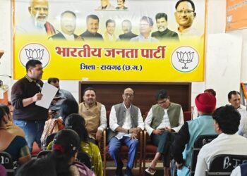 वित्त मंत्री ओपी चौधरी की रायगढ़ भाजपा कार्यालय में पार्षदों के साथ अहम बैठक की।