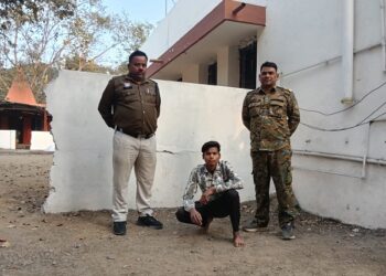 सार्वजनिक जगह पर फरसानुमा तलवार लहराकर दहशत फैलाने वाला युवक गिरफ्तार, जूटमिल पुलिस ने भेजा जेल