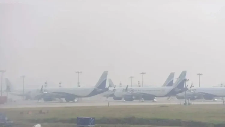 खराब मौसम और तकनीकी कारणों से 27 उड़ानें लेट, यात्रियों की परेशानियां बढ़ीं