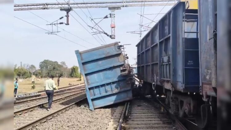 मनेंद्रगढ़ में बड़ा रेल हादसा, चलती मालगाड़ी के दो डिब्बे पटरी से उतरे, इलाके में मची अफरा-तफरी