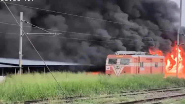 केरल के त्रिशूर रेलवे स्टेशन पर भीषण आग लगी , पार्किंग में खड़ी 200 से ज्यादा गाड़ियां जल गई , जाने पूरी जानकारी