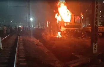 धू-धूकर जल उठी लोकल ट्रेन, मची अफरा-तफरी,मध्य रेलवे सेवाएं प्रभावित