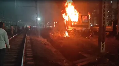 धू-धूकर जल उठी लोकल ट्रेन, मची अफरा-तफरी,मध्य रेलवे सेवाएं प्रभावित