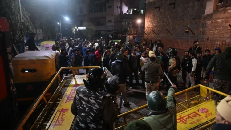 तुर्कमान गेट हिंसा मामले में पत्थरबाजी के इतने आरोपितों की जमानत याचिका खारिज, कहा- पुलिस पर हमला गंभीर अपराध