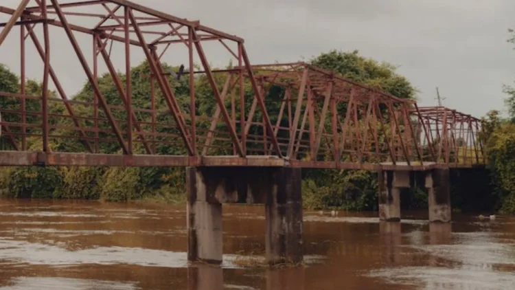 छत्तीसगढ़ में चौंकाने वाला मामला: रातों-रात चोरी हुआ 40 साल पुराना लोहे का पुल, कबाड़ में बेचने के आरोप में पांच लोग गिरफ्तार