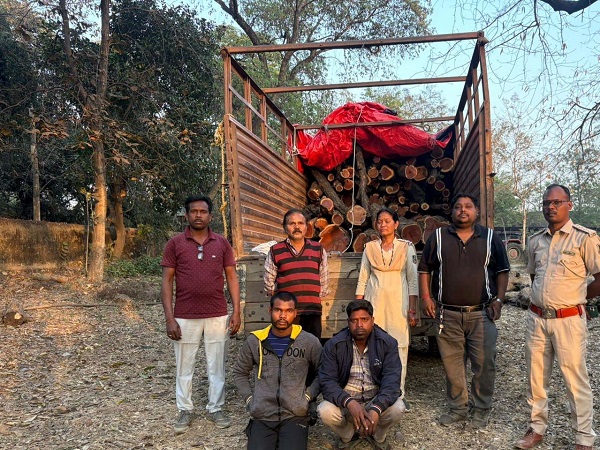 वन विभाग रायगढ़ ने अवैध तस्करी का किया भंडाफोड़, भारी मात्रा में खैर लकड़ी बरामद, चांपा में गुप्त गोदाम पर छापा, पंजाब-हरियाणा तक फैला था तस्करी का नेटवर्क