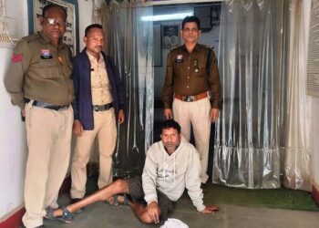 गांजा बेचने के लिए ग्राहकों की तलाश में घूम रहा था आरोपी, पुलिस ने मौके पर दबोचा