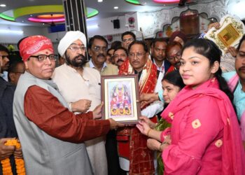 मुख्यमंत्री  विष्णुदेव साय ने महालक्ष्मी मंदिर में की पूजा-अर्चना, प्रदेशवासियों की सुख-समृद्धि कामना की