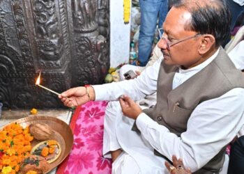 मुख्यमंत्री विष्णुदेव साय ने भगवान राजीव लोचन एवं कुलेश्वरनाथ महादेव मंदिर में की पूजा अर्चना : महानदी महाआरती में हुए शामिल, छत्तीसगढ़ की समृद्धि की प्रार्थना की