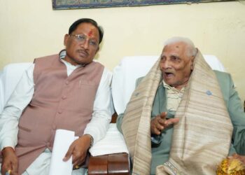 मुख्यमंत्री विष्णुदेव साय ने लोकतंत्र सेनानी से की मुलाकात