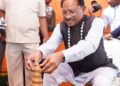 मुख्यमंत्री साय ने कुम्हार के चाक पर गढ़ा दीया, पारंपरिक शिल्पकारों से किया आत्मीय संवाद: सरगुजा विकास प्राधिकरण की बैठक के दौरान प्रदर्शनी में दिखा माटी से जुड़ाव