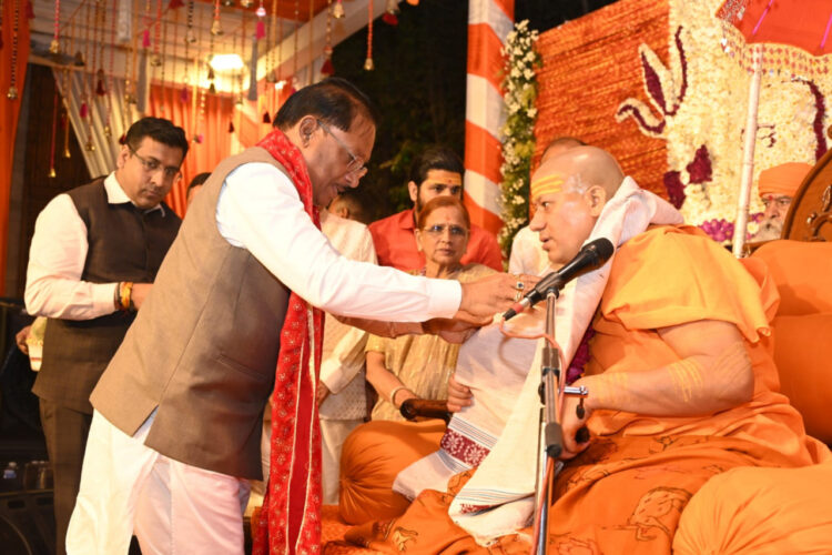 मुख्यमंत्री  विष्णु देव साय से निरंजन पीठाधीश्वर महामंडलेश्वर डॉ. स्वामी कैलाशनंद गिरी जी महाराज ने की सौजन्य भेंट