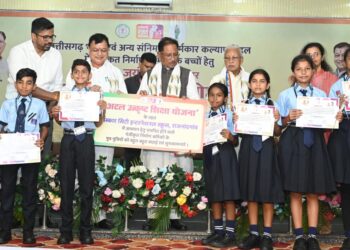 जगदलपुर के श्रमिक की बेटी डिंपल कश्यप अब संस्कार सिटी स्कूल में संवार रही अपना भविष्य