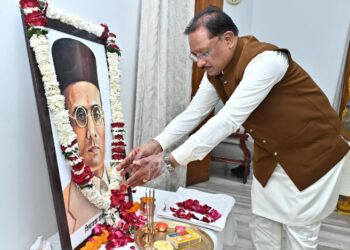 वीर सावरकर की पुण्यतिथि पर मुख्यमंत्री विष्णुदेव साय ने अर्पित की श्रद्धांजलि