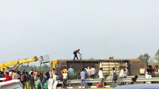 पूर्वांचल एक्सप्रेस-वे पर बड़ा हादसा: डबल डेकर बस पलटी, 6 की मौत, 16 घायल