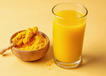 रोज हल्दी का पानी पीने से शरीर में क्या-क्या बदलाव आते हैं? जानिए इसके जबरदस्त फायदे और असर।