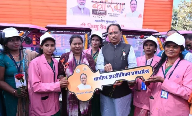 उज्ज्वला गैस, पिंक ई-रिक्शा और गार्बेज रिक्शा वितरण से आत्मनिर्भरता को मिला नया संबल