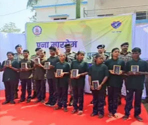 नक्सल संगठन को बड़ा झटका, सीनियर लीडर सोमडू मड़कम समेत 12 नक्सलियों ने छोड़ी हिंसा, जानें कितना था इनाम?