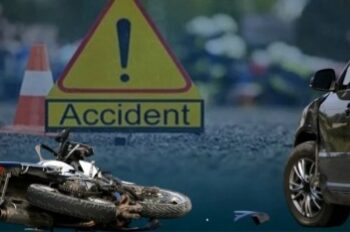 लौह अयस्क से लदे ट्रक ने बाइक सवार दो युवकों को कुचला, 50 मीटर तक घसीटने के बाद दोनों की मौके पर मौत; पढ़े पूरी खबर।