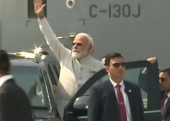 असम के डिब्रूगढ़ दौरे पर पीएम मोदी, पहली बार इमरजेंसी लैंडिंग स्ट्रिप पर उतरा प्रधानमंत्री का विमान