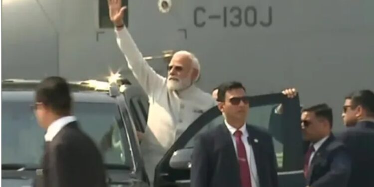 असम के डिब्रूगढ़ दौरे पर पीएम मोदी, पहली बार इमरजेंसी लैंडिंग स्ट्रिप पर उतरा प्रधानमंत्री का विमान