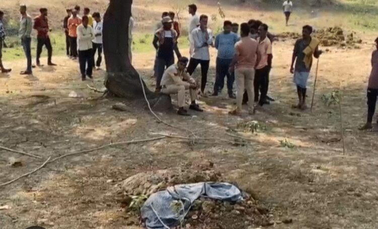 दरिंदगी की हद पार: मासूम बच्ची की कब्र से छेड़छाड़, मौके से मिले चौंकाने वाले सबूत; पुलिस भी रह गयी दंग