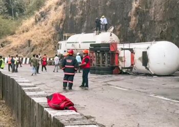 मुंबई-पुणे एक्सप्रेसवे पर केमिकल से लदा टैंकर पलटा, 15 किलोमीटर तक लगा जाम, यात्री घंटों परेशान रहे