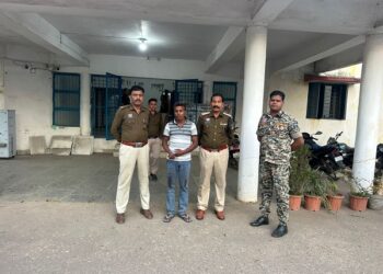 अवैध शराब और ऑनलाइन सट्टे पर कार्रवाई, पुसौर में सट्टा लिखने वाला गिरफ्तार, कोतरारोड़ से महुआ शराब जब्त