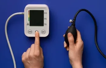 ब्लड प्रेशर बढ़ने पर इन चीजों से जरूर करें परहेज, नहीं तो सेहत पर पड़ सकता है गंभीर असर, जानें क्या खाएं और किन आदतों से बचें