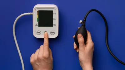 ब्लड प्रेशर बढ़ने पर इन चीजों से जरूर करें परहेज, नहीं तो सेहत पर पड़ सकता है गंभीर असर, जानें क्या खाएं और किन आदतों से बचें