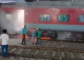 गाजियाबाद में लिच्छवी एक्सप्रेस के सेकंड AC कोच के पहिये में लगी आग, यात्रियों में मची अफरा-तफरी