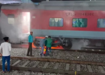 गाजियाबाद में लिच्छवी एक्सप्रेस के सेकंड AC कोच के पहिये में लगी आग, यात्रियों में मची अफरा-तफरी