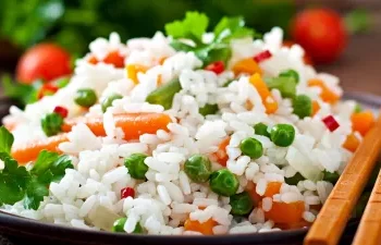 रात में चावल खाना सही है या नहीं? जानें डिनर में चावल से सेहत पर कितना असर पड़ता है?