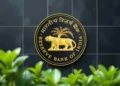 बैंकों पर RBI सख्त: गलत स्कीम बेचने पर ग्राहकों को लौटाना होगा पूरा पैसा