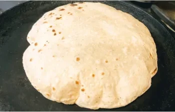 रोजाना खाने वाली रोटी कितनी हेल्दी है? पेट और पाचन पर क्या पड़ता है असर, जानिए गैस्ट्रोएंटेरोलॉजिस्ट क्या बताते हैं?