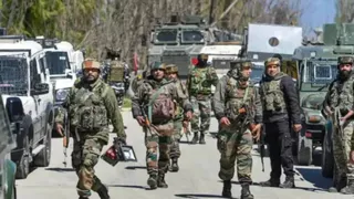 राजौरी में सुरक्षाबलों का बड़ा ऑपरेशन: AK-47 समेत भारी मात्रा में हथियार बरामद, आंतकियों के मिले खून से सने पैरों के निशान