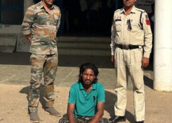 उधारी रकम के विवाद पर पड़ोसियों के बीच मारपीट, पति-पत्नी गिरफ्तार, आरोपियों ने हाथ मुक्के और ब्लेड से हमला कर चोट चहुंचाने की घटना