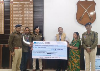ड्यूटी के दौरान शहीद पुलिसकर्मियों के परिजनों को 10-10 लाख की बीमा सहायता, एसएसपी ने जताई संवेदना